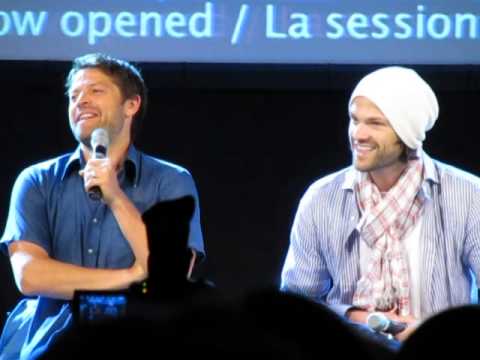 JUS IN BELLO Supernatural Con 2014 - JIB5 - Jared/Misha Panel - Misha touch Jared's hurt shoulder