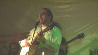 Shlomo Carlebach "Tov Lehodot" Benyamin Steinberg 2010 (הזמר והיוצר בנימין שטיינברג) - התמונה מוצגת ישירות מתוך אתר האינטרנט יוטיוב. זכויות היוצרים בתמונה שייכות ליוצרה. קישור קרדיט למקור התוכן נמצא בתוך דף הסרטון