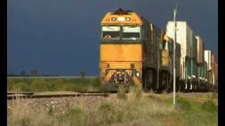preview picture of video 'Freight trains pass each other,Crystal Brook, Australia.'