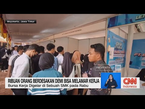 Ribuan Orang Berdesakan Demi Bisa Melamar Kerja
