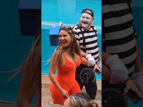 Mime Tom went crazy for this woman 😍❤️😂🤣#tomthemime #seaworldmime