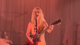 Hayley Williams wykonuje kultowy utwór Sinéad O’Connor
