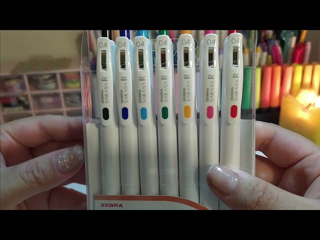 Vídeo relacionado con Zebra Sarasa Pen - Bolígrafos retráctiles de tinta de gel, punta de 0,7 mm, tinta negra y azul, juego de 6 unidades