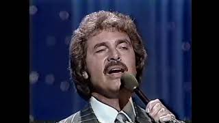 Facebook Happy English   Engelbert Humperdinck is Interviewed and Sings