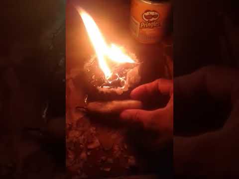 Creando hechizos con la técnica del fuego por el brujo anciano del sur.
