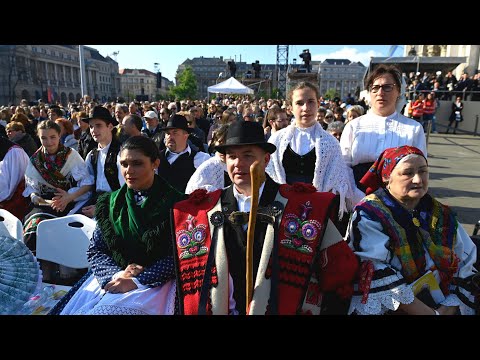 "MI SZENT ISTVÁN GYERMEKEI VAGYUNK!" - Moldvai csángók a pápai szentmisén