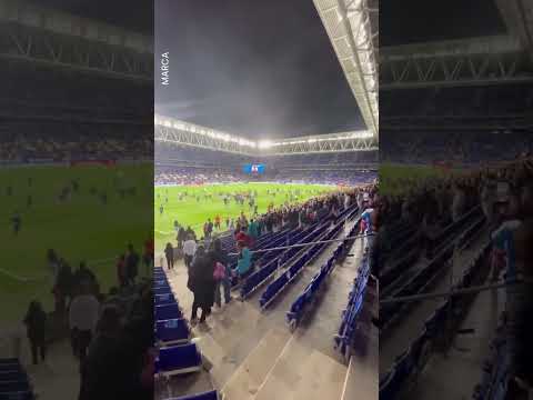 The moment Espanyol fans broke through and chased Barcelona off the pitch 😱