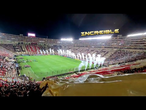 "Espectacular recibimiento Universitario vs LDU" Barra: Trinchera Norte • Club: Universitario de Deportes • País: Peru