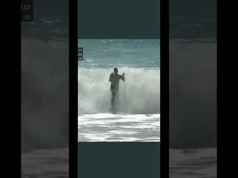 Simplesmente, Gabriel Medina. #Surfer #BackFlip 😱😱