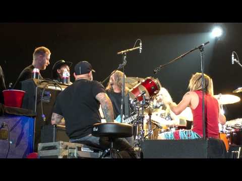 Foo Fighters finale with Slash, Zakk Wylde  and Lemmy (of Motörhead).