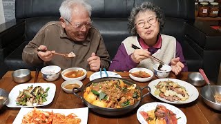 여보! 우리 건강합시다~! 할아버지 할머니의 우거지 감자탕 먹방~! (양배추 오리고기볶음, 표고버섯나물볶음) Gamjatang Mukbang / Korean Food Recipes 여보! 우리 건강합시다~! 할아버지 할머니의 우거지 감자탕 먹방~! (양배추 오리고기볶음, 표고버섯나물볶음) Gamjatang Mukbang / Korean Food Recipes