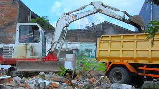 Proses Alat Berat Excavator Muat Puing Bangunan Sekolah Ke Truk Dump