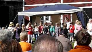 preview picture of video 'Skolbarn i Saxdalens skola framför musikal'