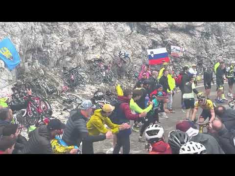 Michel Hessmann partying with the fans on Tre Cime