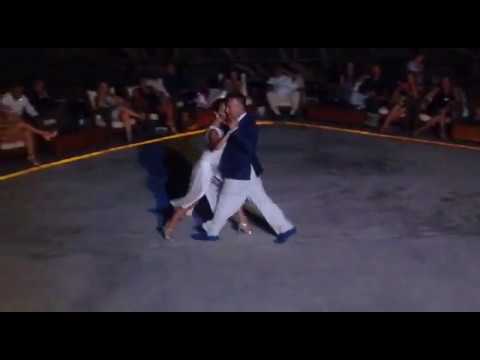  Lara Carminati  and  Marco Palladino  are  dancing  to  the  vals  "  Viejo Portón  "  by  Rodolfo Biagi  at  Stromboli tango festival  in  2017
