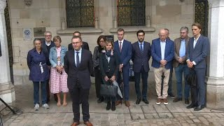 Attaque d&#39;Arras: rassemblement spontané et minute de silence devant la mairie | AFP Images