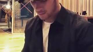 Nick Jonas sings Unhinged with the piano