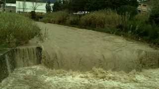 preview picture of video 'Dopo le piogge torrente Petronio in piena'