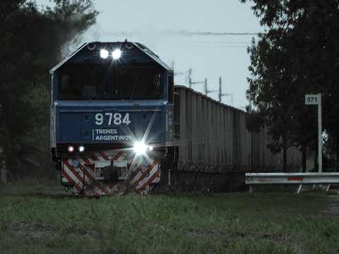Un hermoso tren con full tolvas por La Francia, Córdoba - LB -