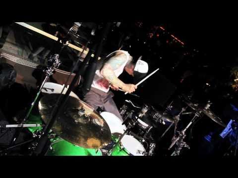 Yelawolf ft. Travis Barker - I Just Wanna Party Live at XS Nightclub [www.keepvid.com].mp4