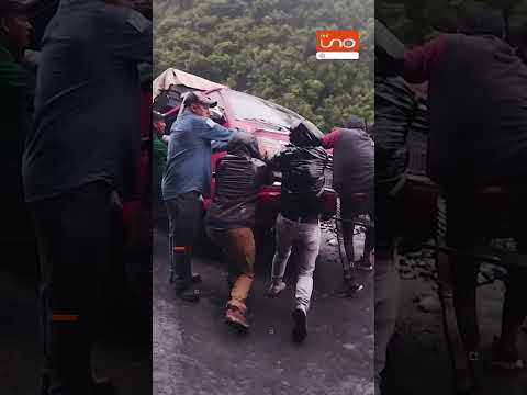 MINIBÚS CASI CAE AL ABISMO EN RUTA A CHULUMANI