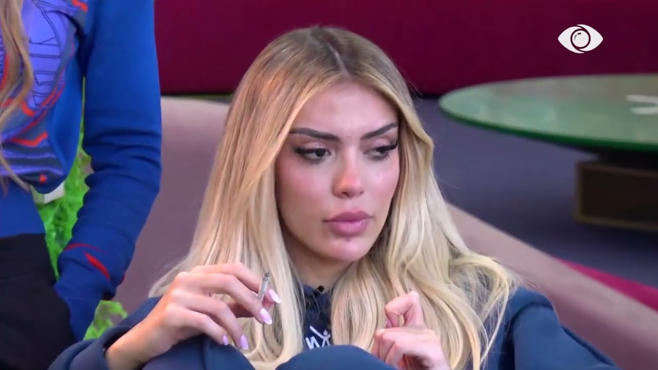 Përlotet Brikena, Juela e përqafon
