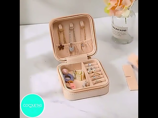 Vídeo relacionado con Larlary Joyero de viaje con letras,Organizador Joyas Mujer,Organizador Joyas para Anillos,Pendientes,Collares - Rosa (A)