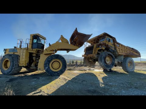 Transporting An Old Caterpillar 777B Dumper With Help Of Cat 992C - Labrianidis/Sotiriadis Transport