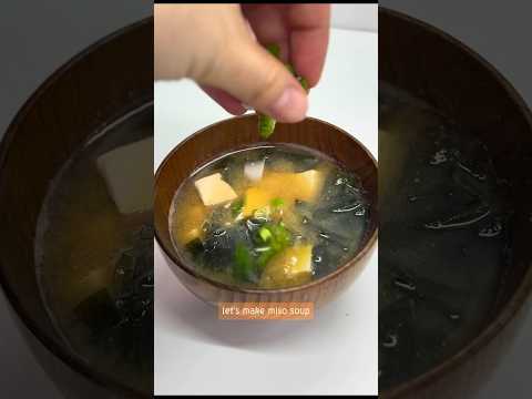 Simple Miso Soup Recipe with Fresh Seaweed and Tofu. #misosouprecipe #misosoup #japanesehomecooking