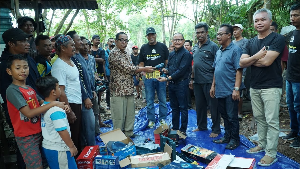 Drs. H. Mukhtarudin Bantu Alat Produksi untuk Perajin Perahu di Kelurahan Baru - Pangkalan Bun