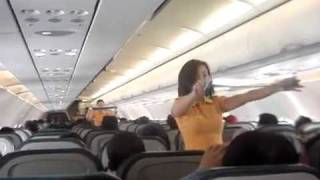Tanzende Stewardessen mit Lady Gaga Song Philippin