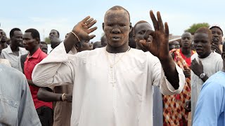 Download lagu The pre-wrestling preparations of Jonglei wrestlers in Shirikat, Juba. mp3