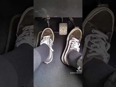 Starting, learning, clutch and acceleration, starting by correctly manipulating the pedals.