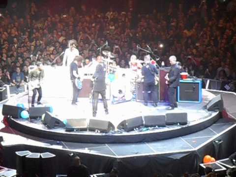 Alice Cooper w/Foo Fighters - "School's Out" in Los Angeles, CA on 1-11-15
