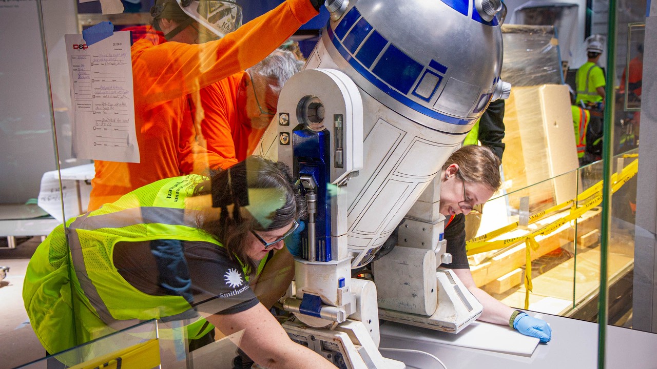 How Adam Savage's R2D2 Was Prepared for Display at Smithsonian