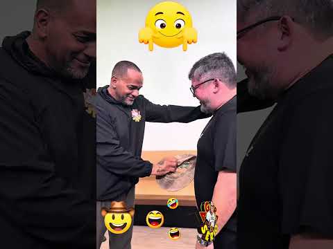 REPÓRTER DO MATO TENTA TIRAR A MACUMBA EM CIMA DO PREFEITO DE JUQUITIBA WILHIANS SOARES MAIS ELE ESTÁ MUITO CARREGADO MUITO CARREGADO MESMO ESTÁ CHEIO DE 22 NAS COSTA DELES .