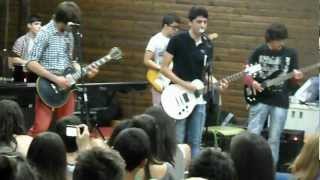 preview picture of video 'IES Ponteceso.Blitzkreig Bop(Hey ho! let's go)-Ramones(cover)'