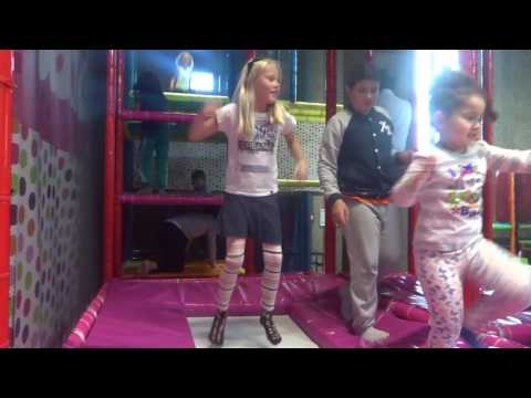 2016 08 20 Candy Castle Erik de Roodestraat 14  Mathilde Olsen aan het trampoline springe