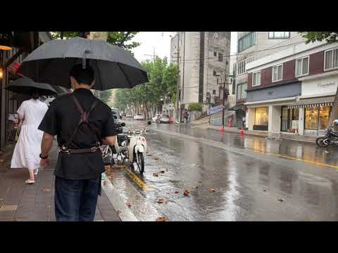 Walking In The Rain [4K] -Itaewon Street, South Korea -  Seoul Tour 2021