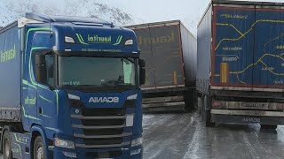 Trucks are spinning, a three-axle truck is stuck on the incline! A winter nightmare for drivers!...
