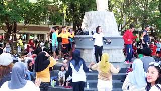 Download lagu La Bamba Mix Macarena / Ft Zin Eric At Anjungan, Pantai Losari, Makassar mp3