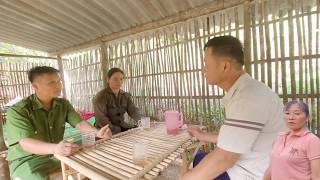The deputy village head's mother called the police to come and talk to Huong