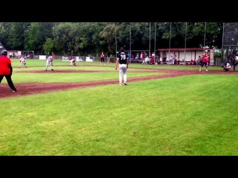 25 aug 2013: Alcmaria Victrix tegen Cromtigera, Lukas Bakker geeft stootslag.