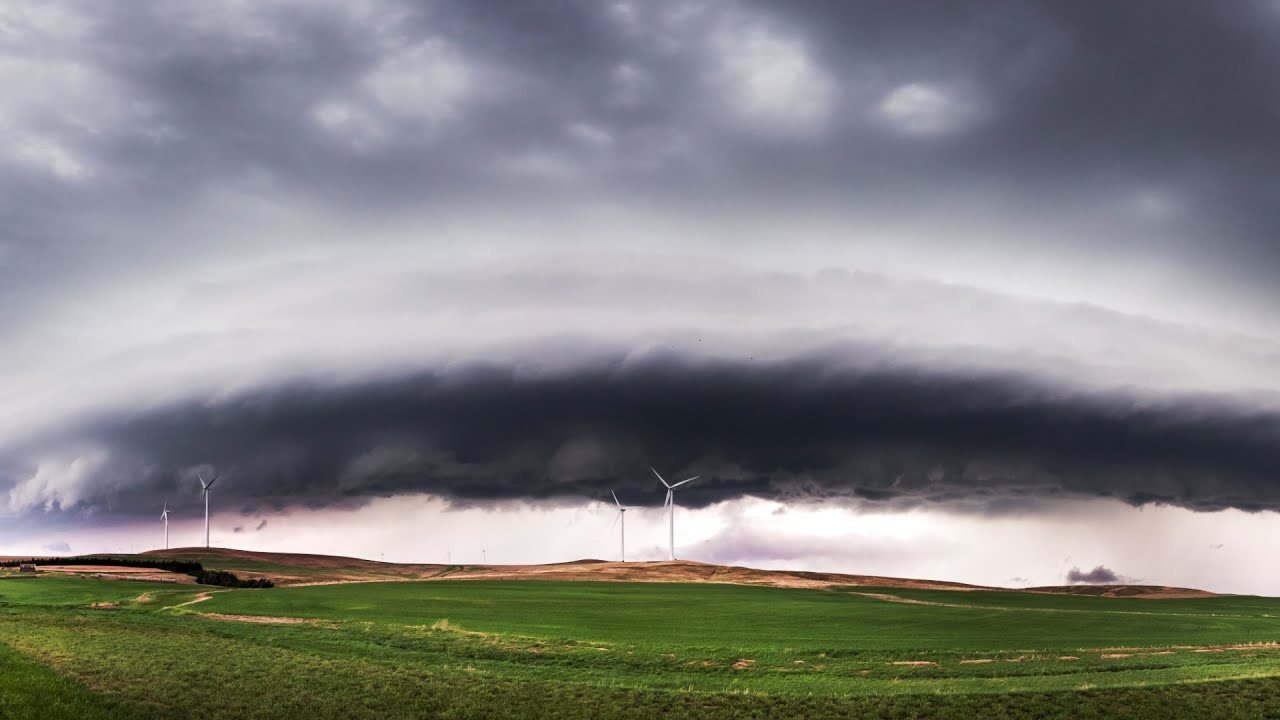 What are shelf clouds?