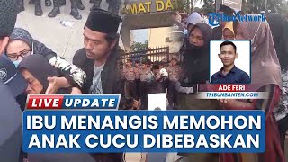 Ibu di Serang Menangis di Depan Mapolda Banten Minta Anak dan Cucunya Dibebaskan dari Bui