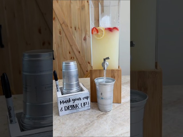 Vídeo relacionado con Dispensador de bebidas con soporte, dispensador de bebidas de cristal con grifo de acero inoxidable sólido para zumos helados, agua, bebidas caseras, fiestas, bodas