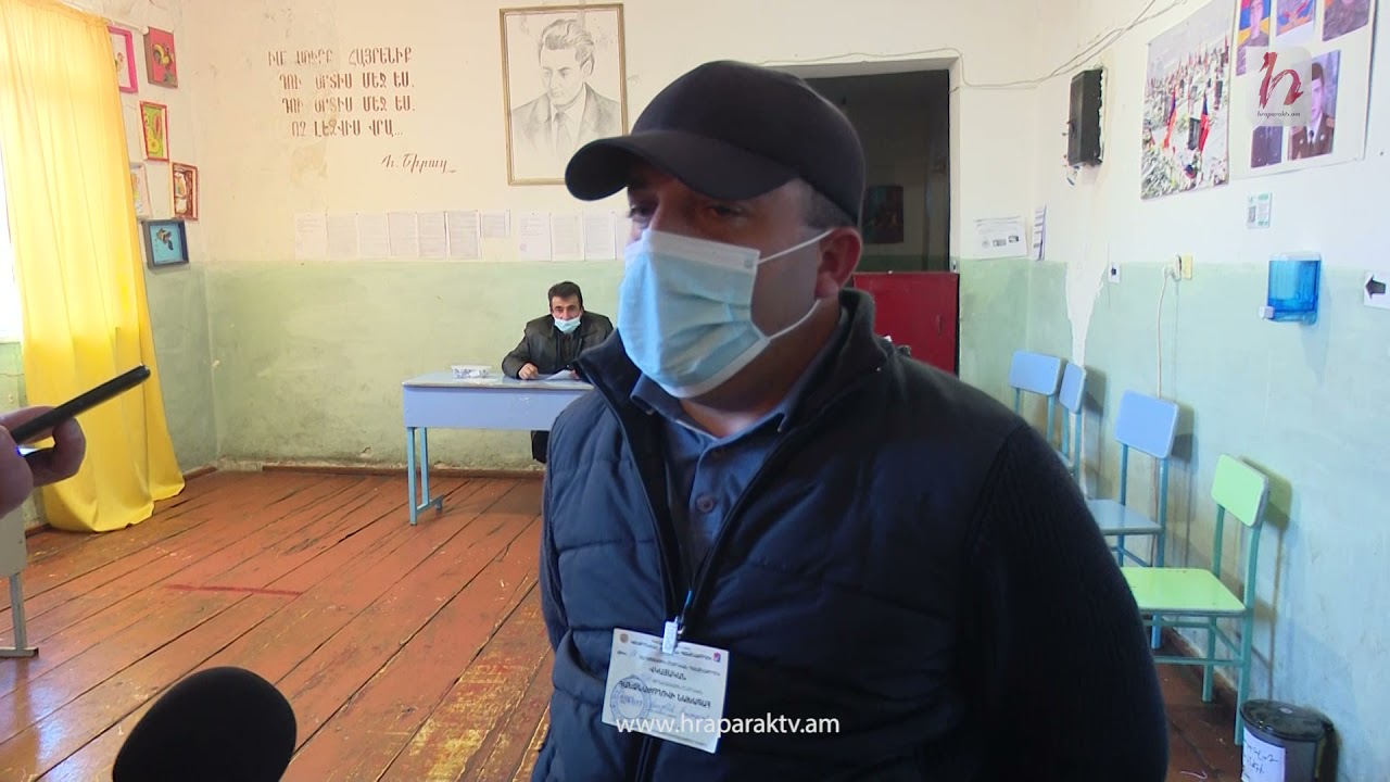 Արայի գյուղի հանձնաժողովի նախագահը ինչ-որ բա՞ն է փսփսացել քաղաքացու ականջին