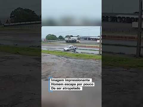 Câmera flagra homem escapando de acidente fatal por milímetros.