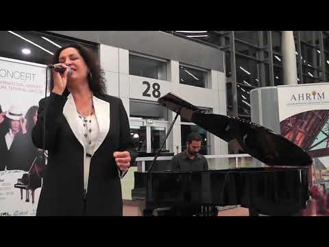 Piano at Mauritius Airport - Cry me a River