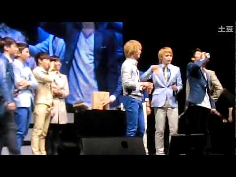 [FANCAM] 110630 ZEA HK Asia Tour - Drinking Orange Juice